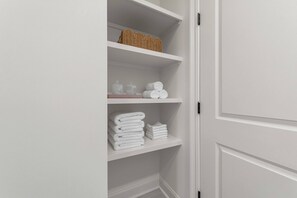 Interior - New Breezy Cottage - King Bed - Mini-Golf - Park (Youngsville)