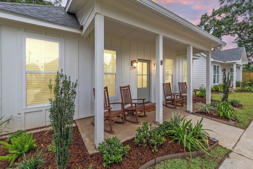 New Breezy Cottage - King Bed - Mini-Golf - Park