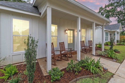New Breezy Cottage - King Bed - Mini-Golf - Park