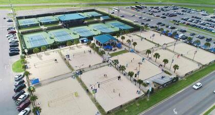 New Breezy Cottage - King Bed - Mini-Golf - Park