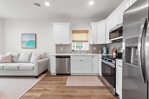 Fridge, microwave, oven, stovetop - New Breezy Cottage - King Bed - Mini-Golf - Park (Youngsville)