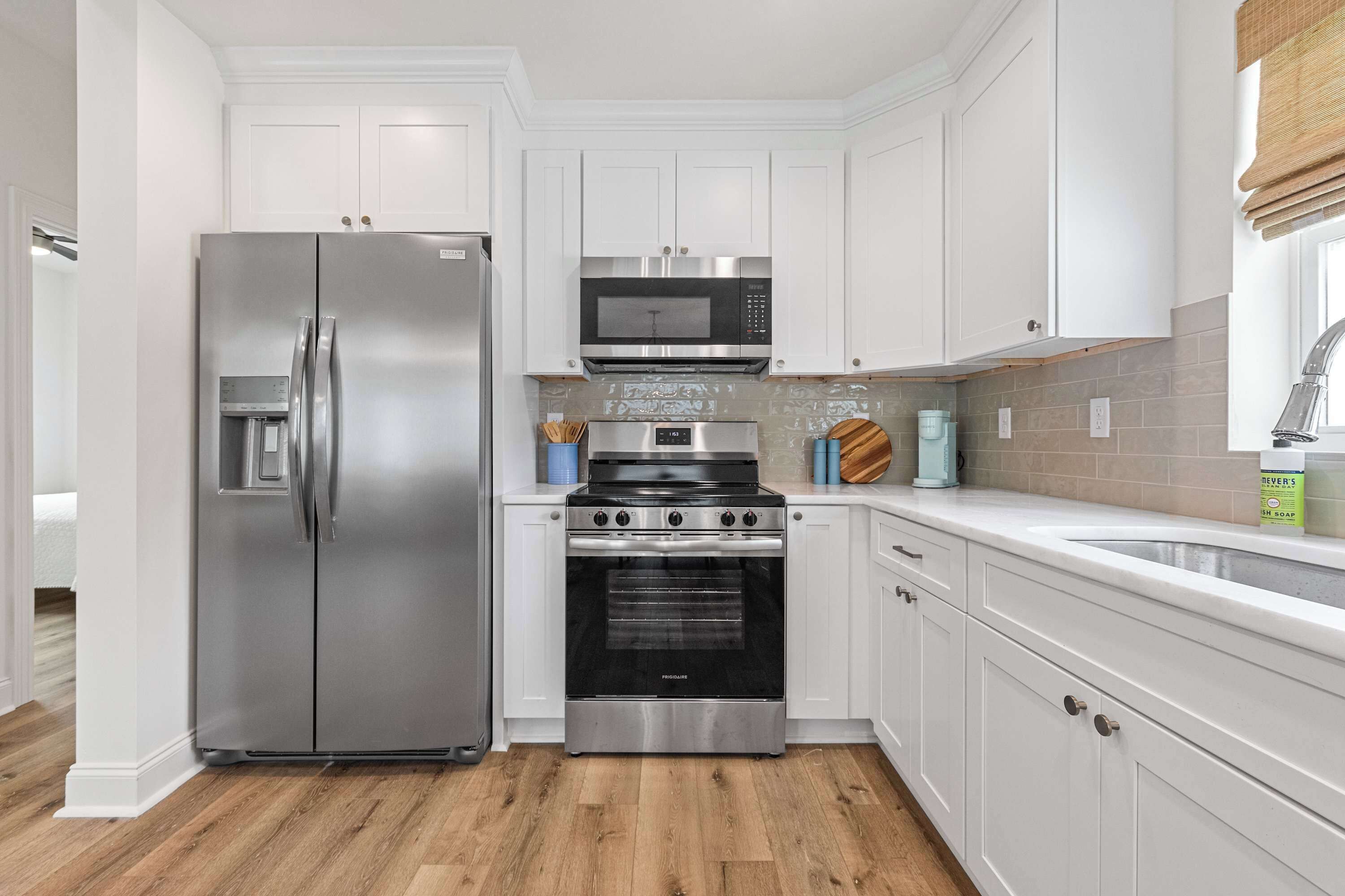 Jääkaappi, mikroaaltouuni, uuni, liesi