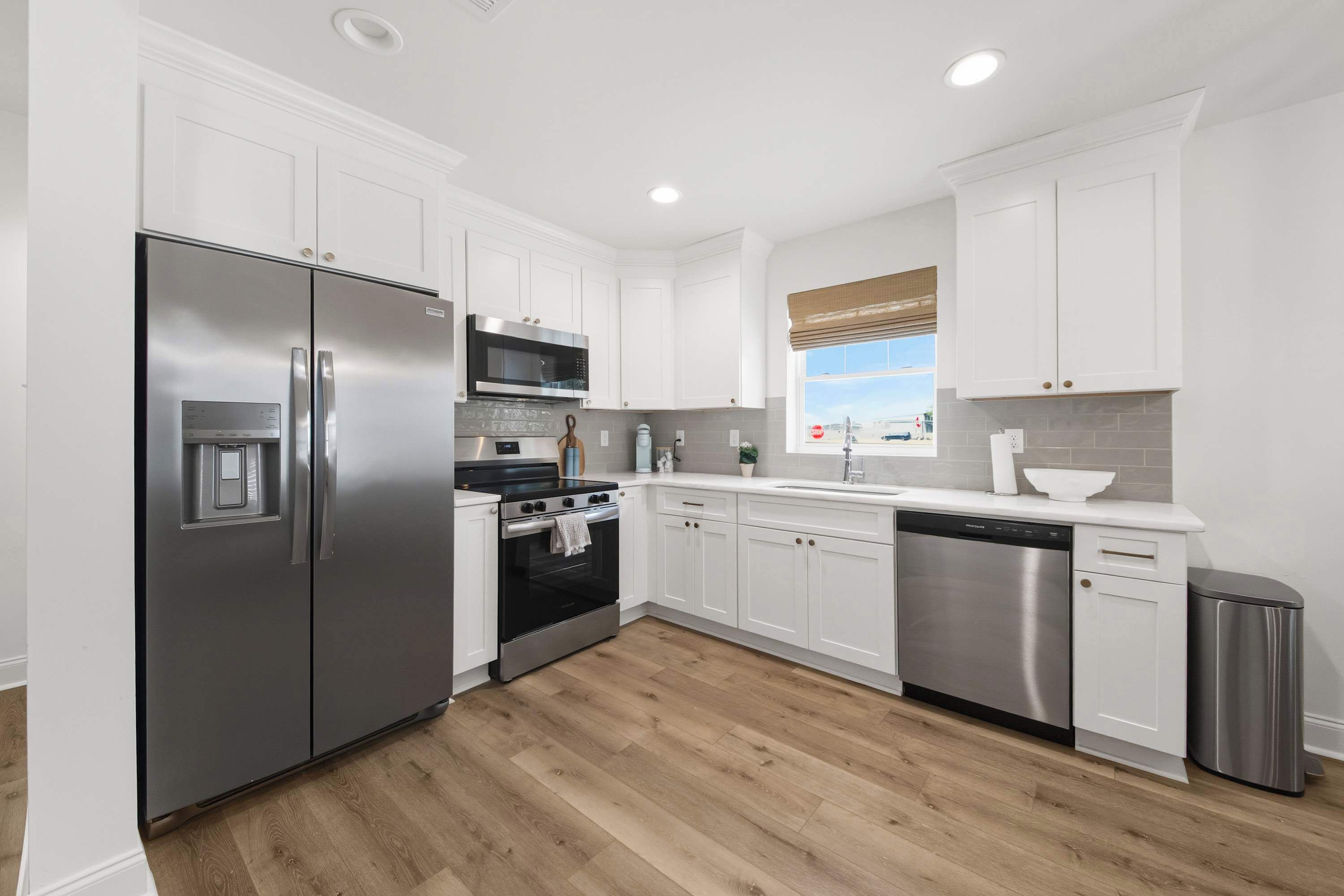 Køleskab, mikrobølgeovn, ovn, kogeplade