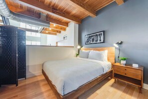 Schreibtisch, Bügeleisen/Bügelbrett, Reisekinderbett, WLAN