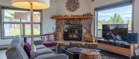 Fernseher, Kamin, Arbeitsbereiche