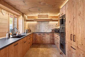 Microwave, oven, stovetop - The Gstaad Hideaway – Peaceful Chalet with Mountain Views (Château-d’Œx)