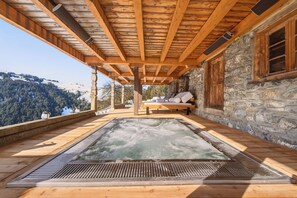 Outdoor spa tub - The Gstaad Hideaway – Peaceful Chalet with Mountain Views (Château-d’Œx)