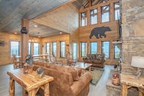 Fernseher, Kamin, Videospiele, DVD-Player