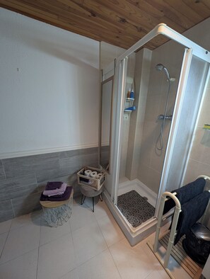 Een douche, een haardroger, handdoeken, shampoo