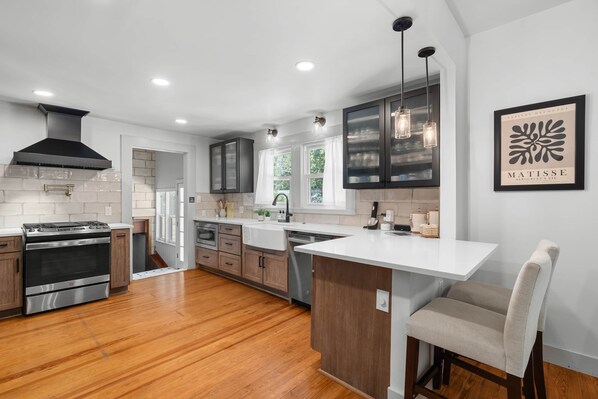 Fridge, microwave, oven, stovetop - Historic Elegance Just a 10 Min Walk to Marktplatz (Fredericksburg)