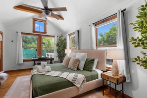 5 bedrooms, desk, free WiFi, bed sheets - Historic Elegance Just a 10 Min Walk to Marktplatz (Fredericksburg)