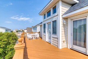 Outdoor dining - 3 BUOYS, 1 GULL - 5-bedroom house within walking distance to beach access (Kill Devil Hills)
