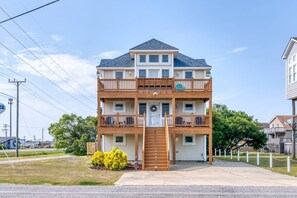 Exterior - 3 BUOYS, 1 GULL - 5-bedroom house within walking distance to beach access (Kill Devil Hills)