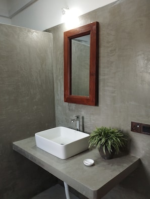 Double Room | Bathroom | Shower, soap, shampoo, toilet paper