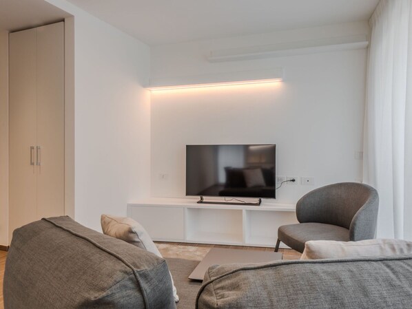 TV - Beautiful apartment in villa for 6 guests with WIFI and TV (Pinzolo)