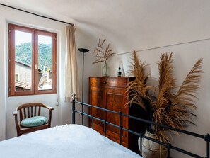 2 bedrooms, travel crib, free WiFi