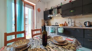 Un comedor con una mesa dispuesta para dos personas, con manteles estampados y cuencos tradicionales.