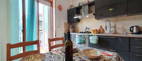 Microonde, forno, tostapane, seggiolone