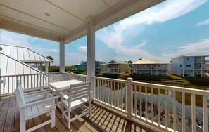 Outdoor dining - FD186 Shared Pool, Pet Friendly, Golf Cart Included, Boardwalk to the Beach (Port Aransas)