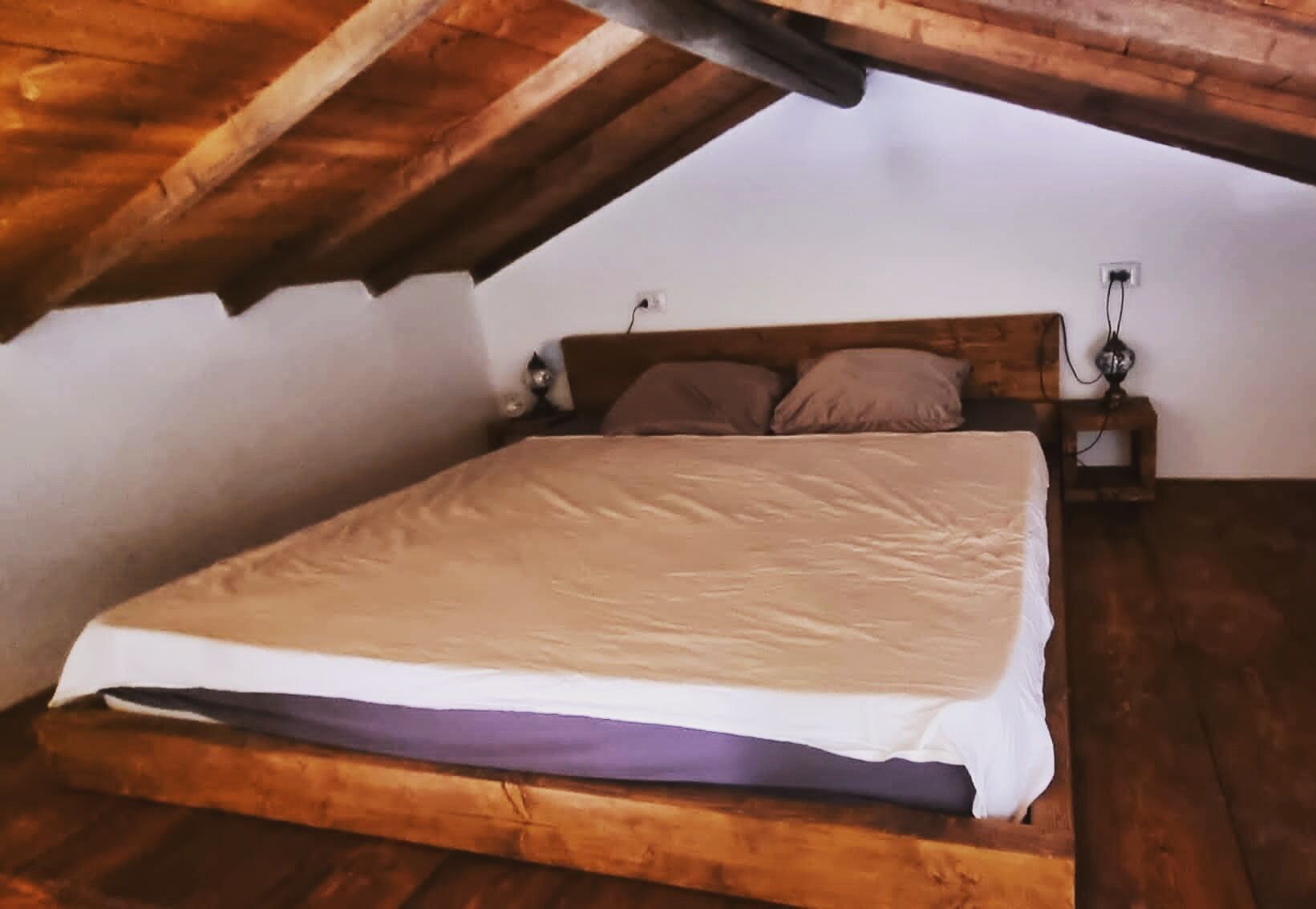 2 habitaciones, cuna de viaje y ropa de cama 