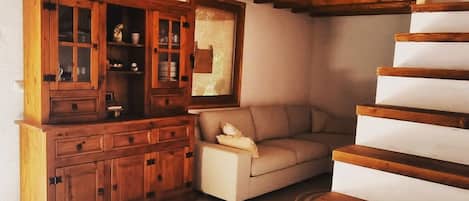TV, caminetto, lettore DVD, libri