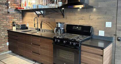 2-bedroom house with WiFi, AC in fantastic centrally located Brooklyn location.