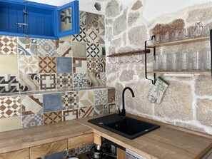 Een koelkast, een oven, een kookplaat, een vaatwasser