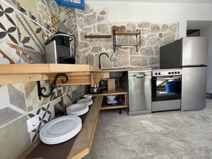 Fridge, oven, stovetop, dishwasher