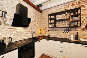 Kühlschrank, Mikrowelle, Ofen, Geschirrspüler