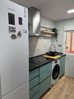Réfrigérateur, micro-ondes, plaque de cuisson, bouilloire électrique
