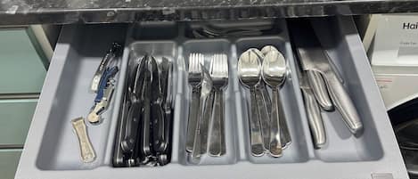Refrigerador, microondas, parrilla de estufa y tetera eléctrica