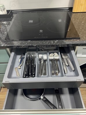 Réfrig�érateur, micro-ondes, plaque de cuisson, bouilloire électrique