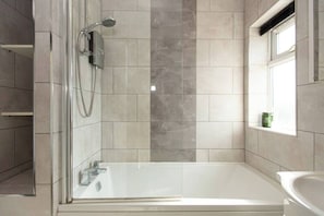 Sèche-cheveux, serviettes fournies, savon, papier toilette