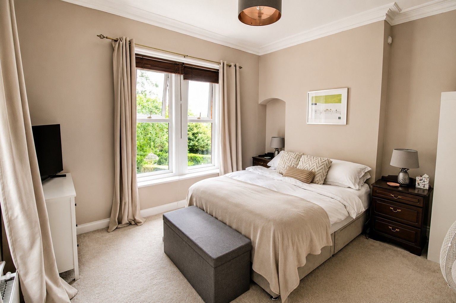 4 bedrooms, iron/ironing board, WiFi (free), bed sheets