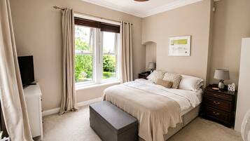 4 bedrooms, iron/ironing board, WiFi (free), bed sheets