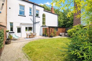 Outdoor dining - A cottage that sleeps 8 guests in 4 bedrooms (Carlisle)