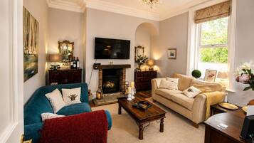 TV, fireplace