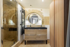 Douche, serviettes fournies