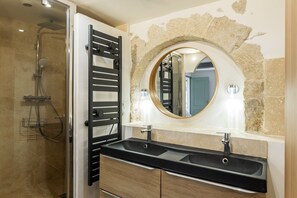 Douche, serviettes fournies