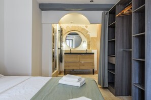 1 bedroom, iron/ironing board, free WiFi, bed sheets - LA FONTAINE – Peaceful retreat in medieval Tourrettes-sur-Loup (Tourrettes-sur-Loup)