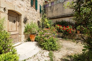 Exterior detail - LA FONTAINE – Peaceful retreat in medieval Tourrettes-sur-Loup (Tourrettes-sur-Loup)