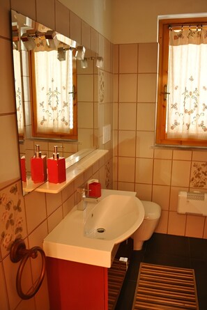 Douche, sèche-cheveux, bidet, serviettes fournies