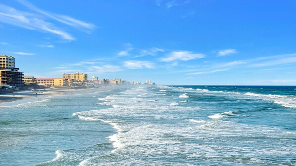 On the beach - Seaside Castle Retreat - Oceanview Condo (New Smyrna Beach)