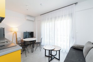 Appartement classique, vue sur la piscine | Aire de séjour