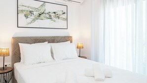 Leilighet – classic, bassengutsikt | Blendingsgardiner, strykejern/-brett og wi-fi (inkludert)