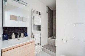 Apartment | Badezimmer | Badewanne, Haartrockner, Handtücher, Shampoo