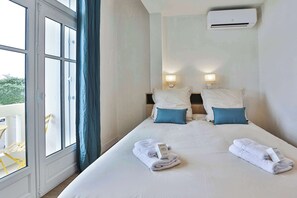 Escritorio, tabla de planchar con plancha, wifi y ropa de cama