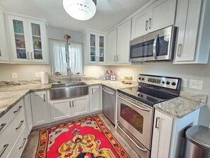 Køleskab, mikrobølgeovn, ovn, kogeplade