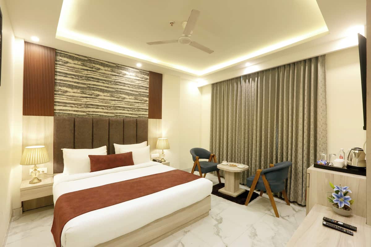Premium bedding, desk, soundproofing, free WiFi