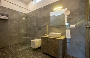 Shower, rainfall showerhead, free toiletries, slippers